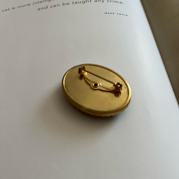 Vintage embroidered brass brooch - Picture 3 of 3